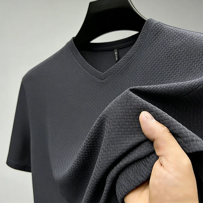 Camiseta Masculina Casual de Seda Gelada com Gola V e Manga Curta em Malha Waffle - Nova Chegada 2026