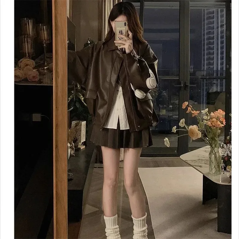 Usando uma jaqueta de couro para mulheres no outono e inverno solta e casual estilo Hong Kong vestindo uma motocicleta jaqueta de couro PU