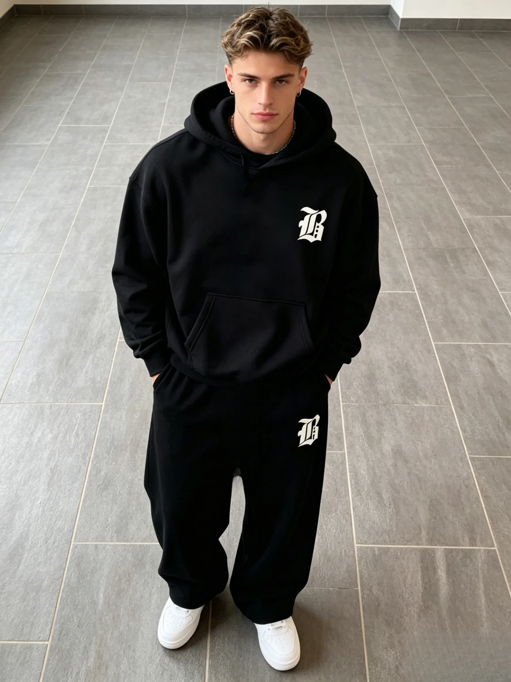 El conjunto de sudadera con capucha para hombre de otoño-invierno incluye una sudadera con capucha con estampados clásicos y pantalones deportivos versátiles.