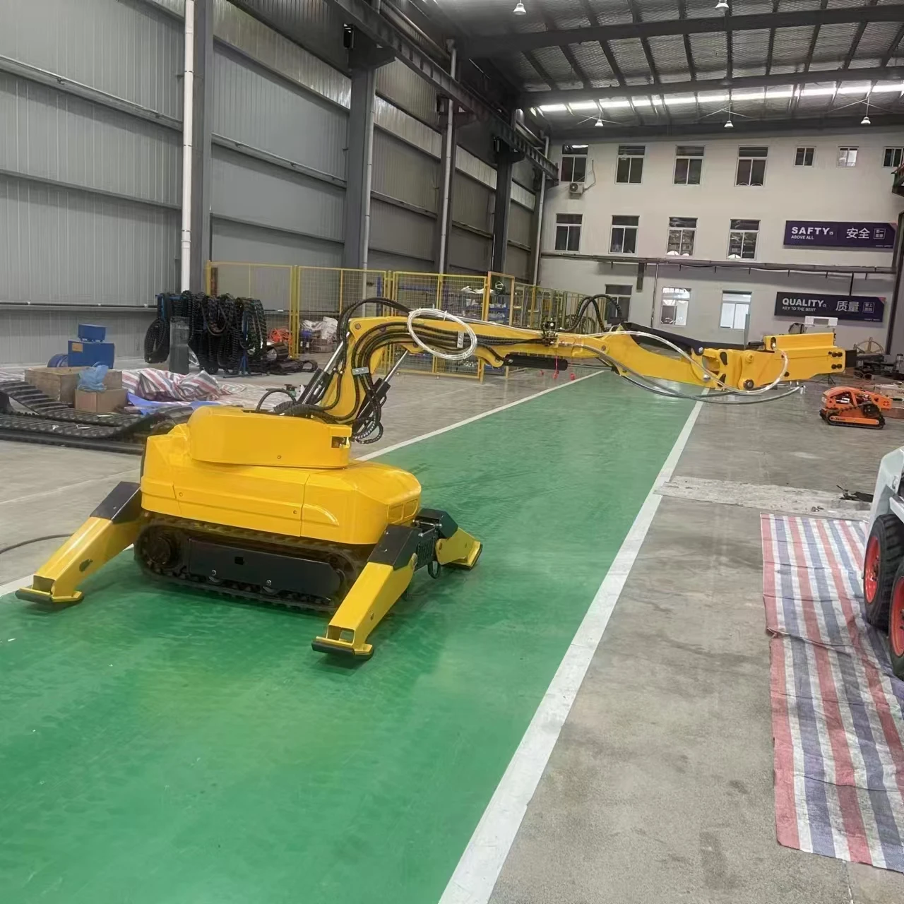 Beste op afstand bestuurbare brandbestrijdings- en demontagerobot