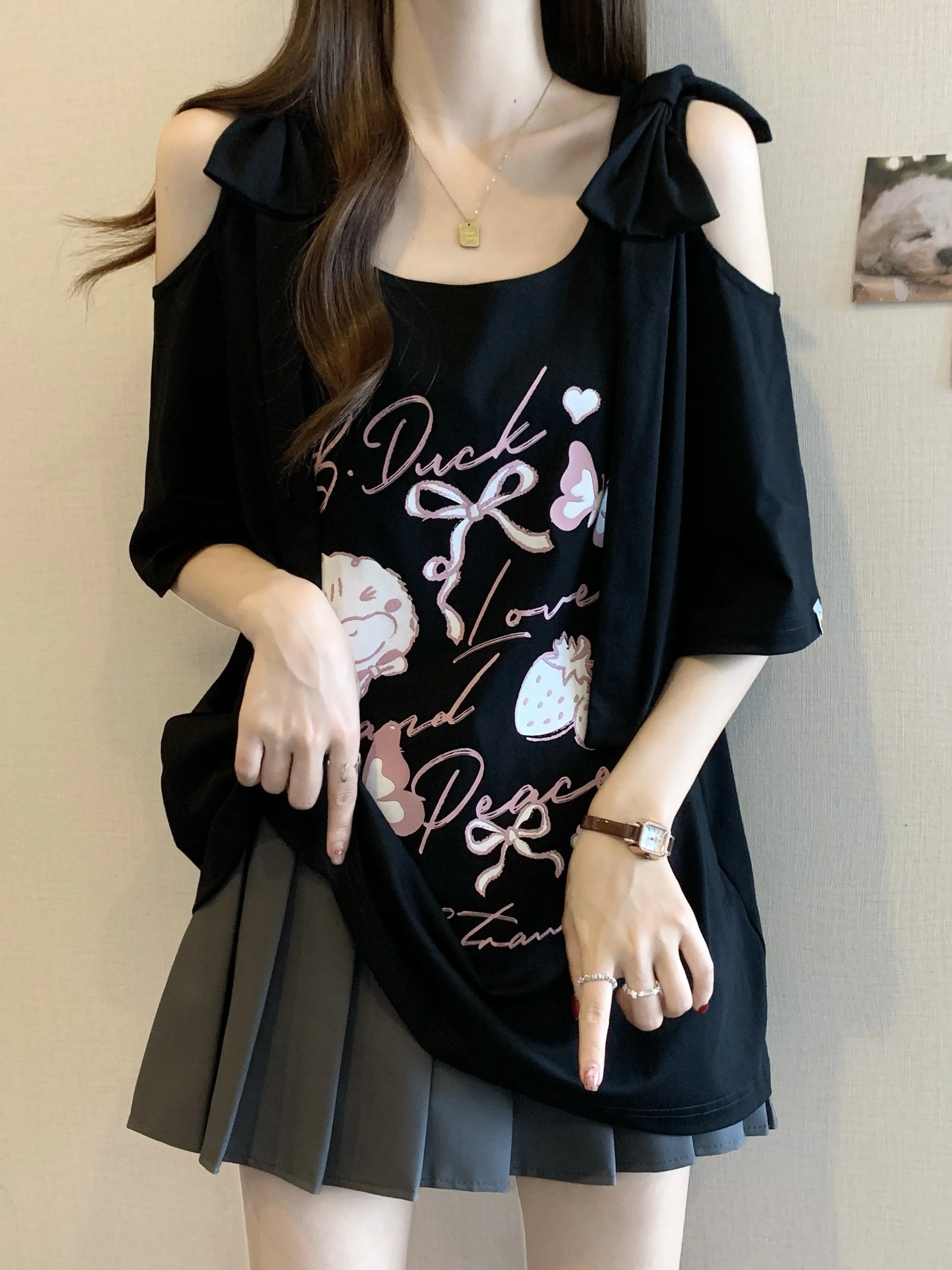 

Женская летняя свободная футболка больших размеров с принтом узлов, черная, с открытыми плечами, коротким рукавом, средней длины, стройнящая фигуру