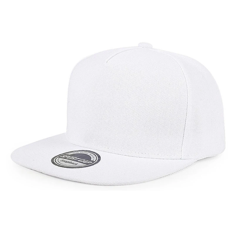 Einfarbige Flat-Brim Baseballkappe mit Silber-Label und Kunststoff-Snap-Verschluss. Mehrere Farben, geeignet für den täglichen Streetwear-Einsatz im Hip-Hop-Stil.