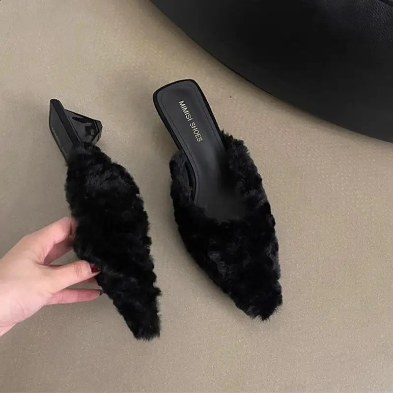 ต่ํารองเท้ารองเท้าแตะPlushสําหรับผู้ใหญ่หรูหราสไลด์ส้นรองเท้าส้นสูงPantofle Pointed Toe Fur Designer Blockสูง 2025