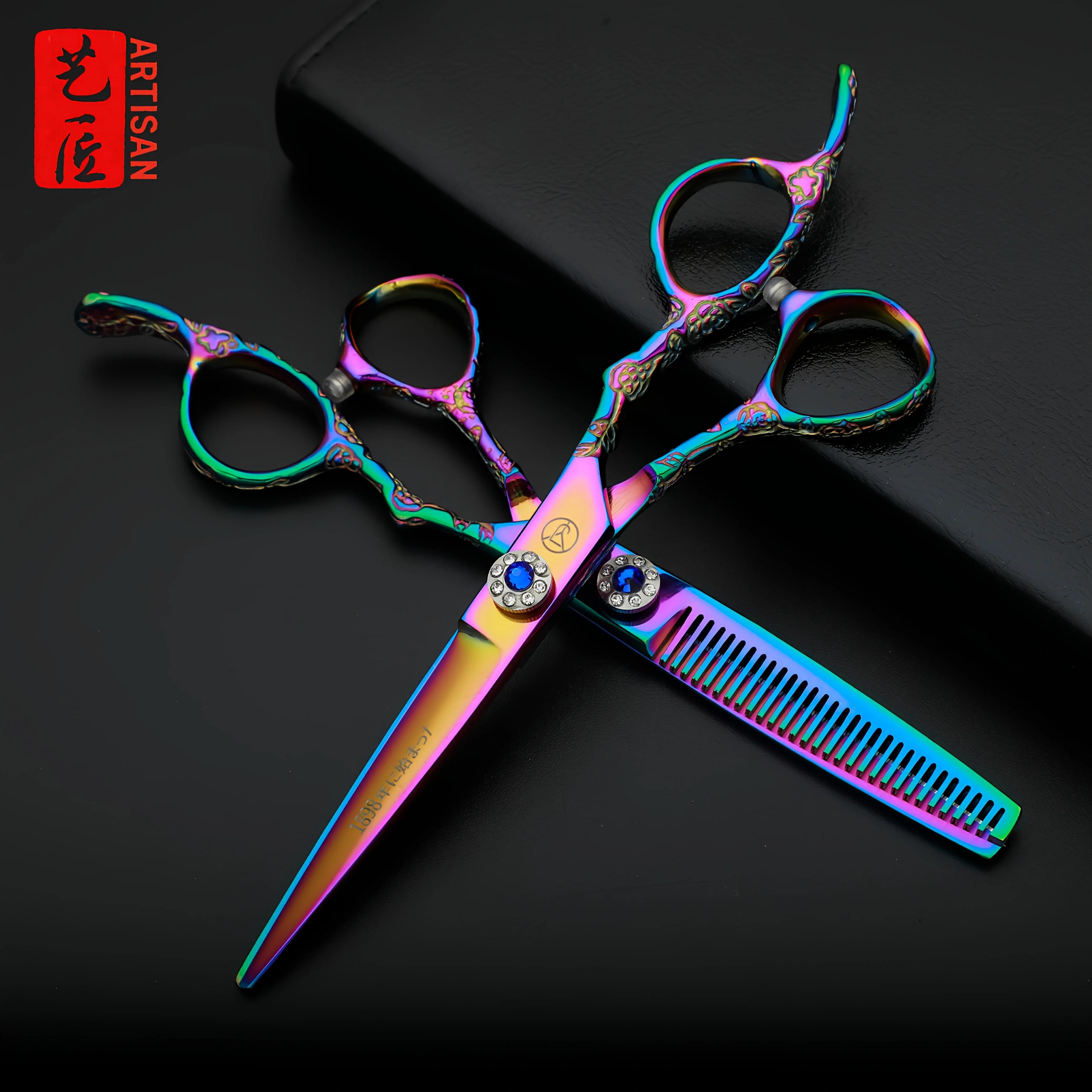 

Ножницы для волос с черными сапфировыми лезвиями, изготовленные для обеспечения долговечности и остроты, сохраняют остроту в течение длительного времени...