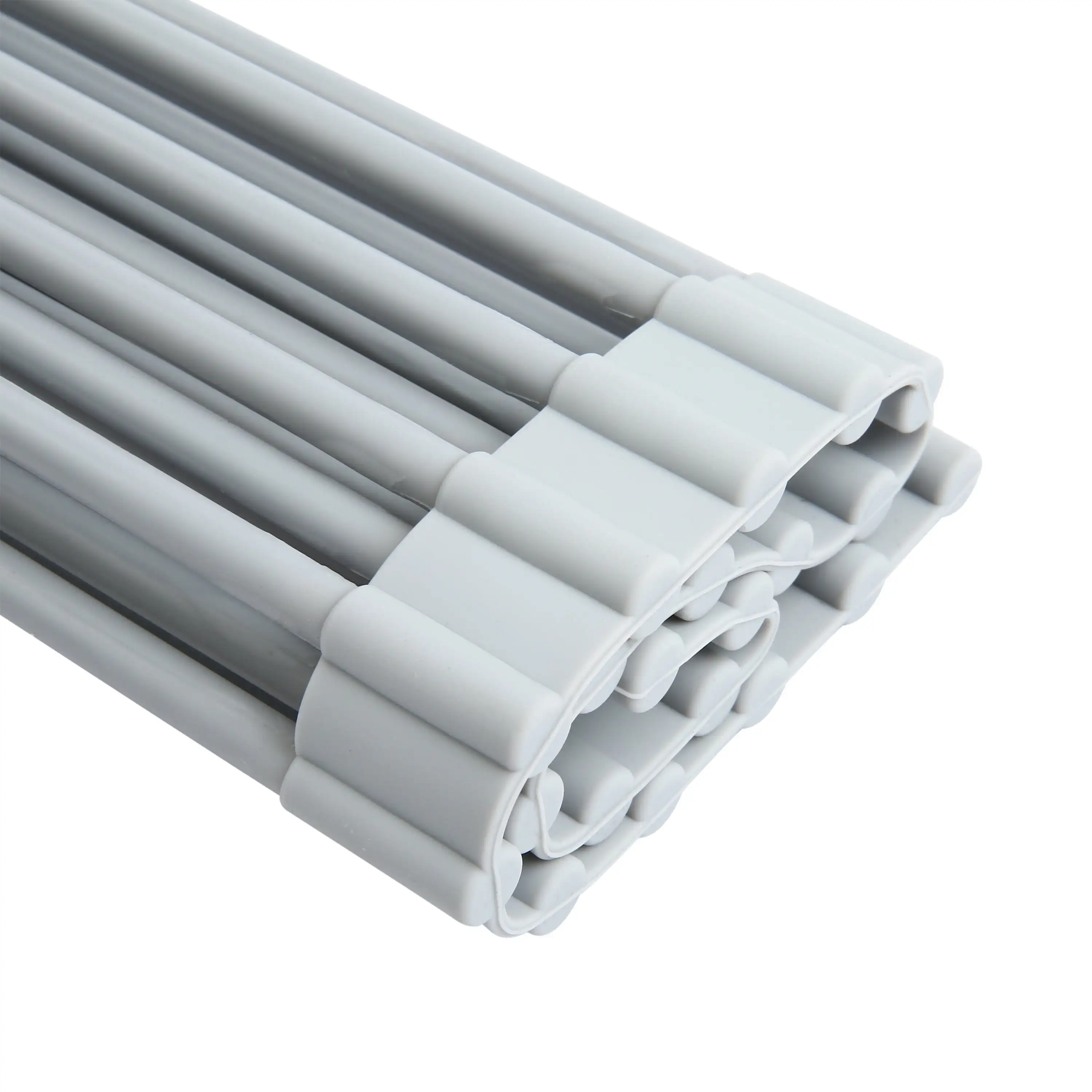 Свернутый коврик для сушки посуды, сухие блюда или слив фруктов и овощей