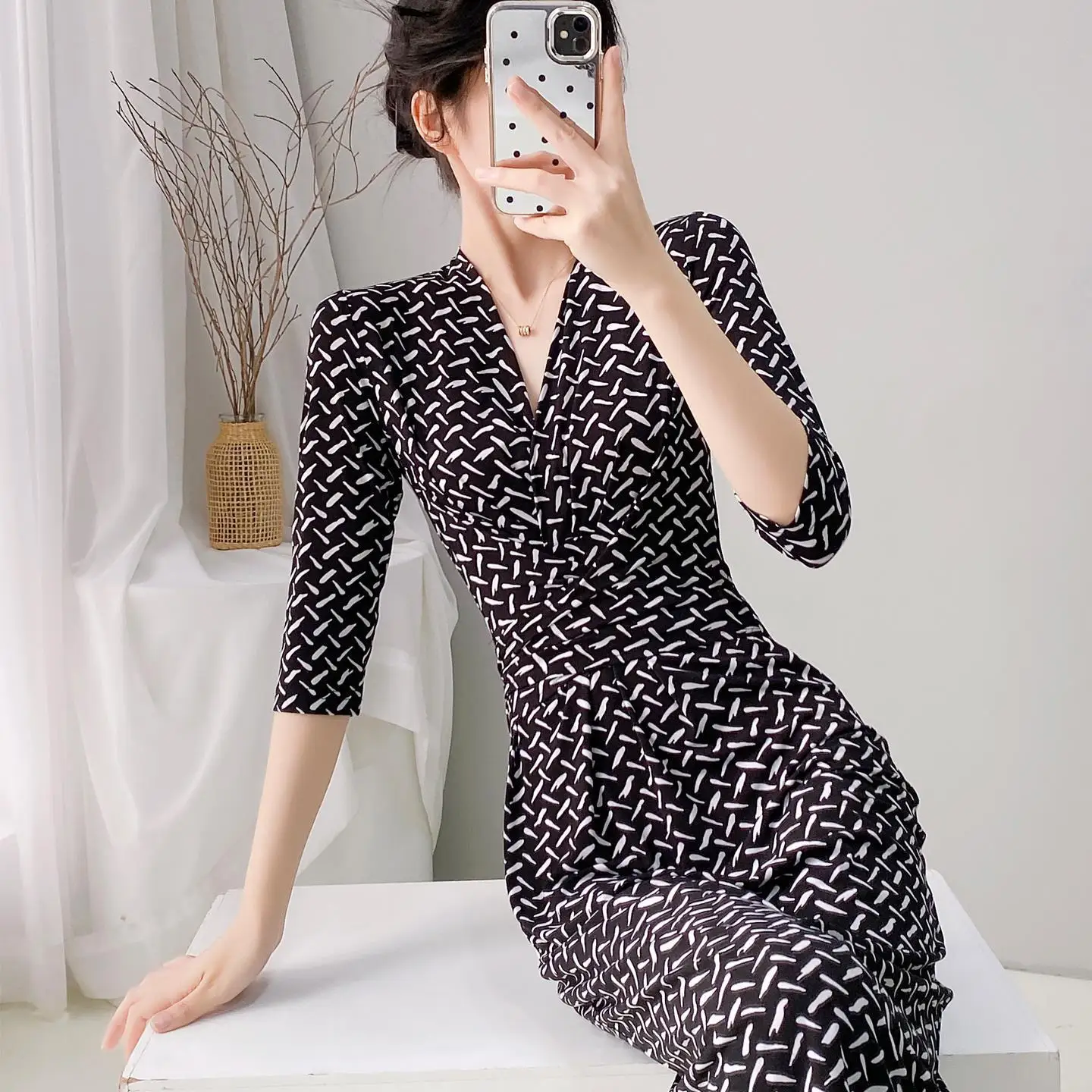 

PG DVF Wrap Dr Slim Fit Knitted Print Overhead Bla White Women's Faion Ciwalk ort Sve V-ne Winter 206