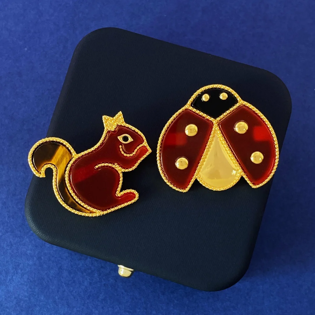 

Creative cartoon small animal squirrel ladybug brooch inlaid with agate trendy women's anti stray light pin couple top accessori