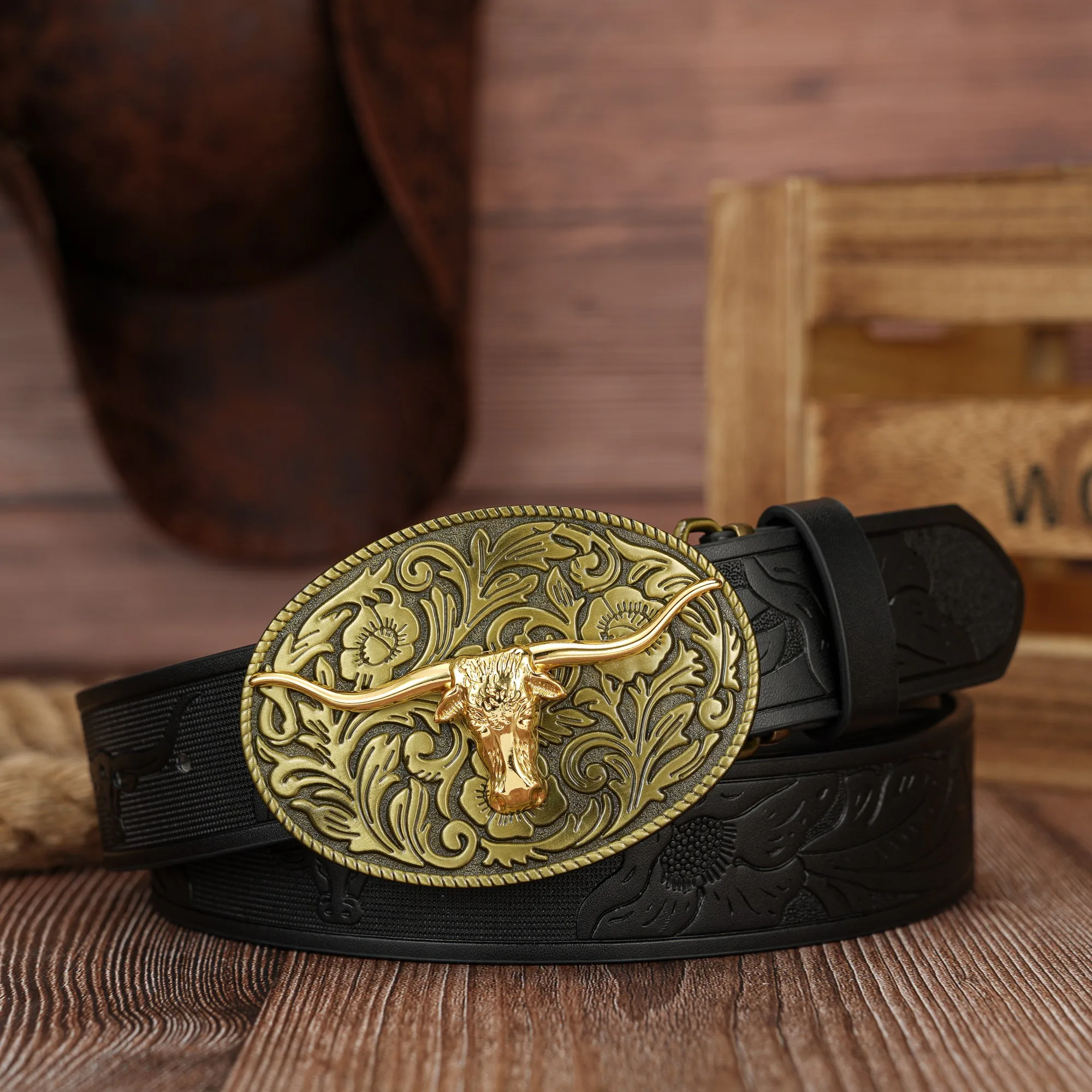 هذا الحزام المزخرف من البولي يوريثان القديم والفريد مع إبزيم سفلي بنمط رأس الثور ومناسب لكل من الرجال والنساء