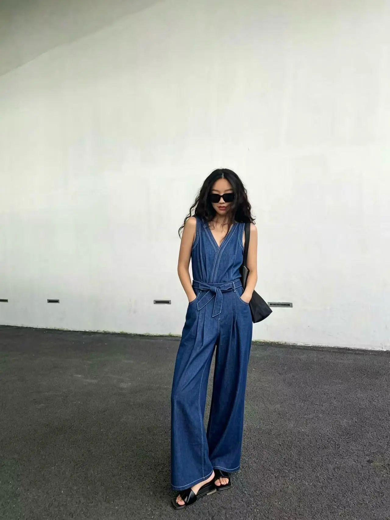 

High-End Deep Blue Sleeveless V-Neck One-Piece Jumpsuit Summer 2026 Wide Leg Pants Slim Design Fashionable Casual Wear