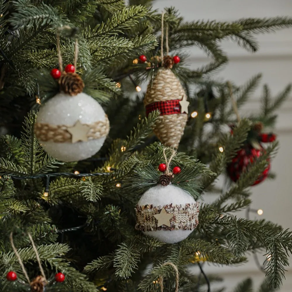 クリスマスに包まれた布製ボール,赤と緑の市松模様の布製スター,お祭りの木のボール,ベリーの葉