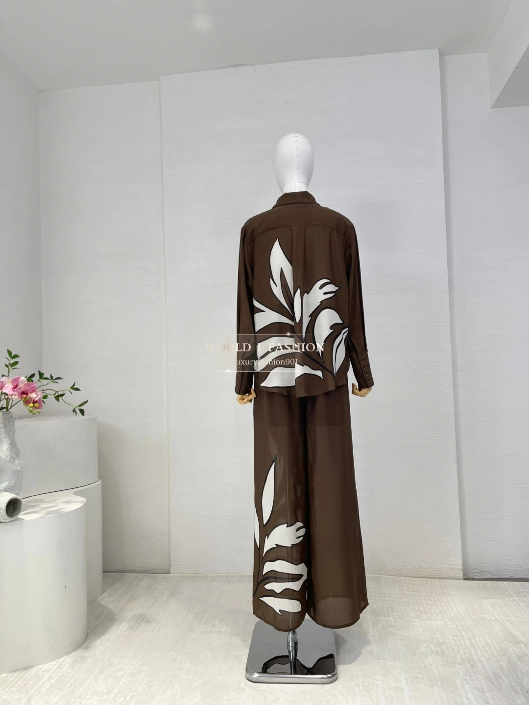 

2025 Новый красивый комплект блузки с длинными рукавами и брюк с принтом кофейных листьев