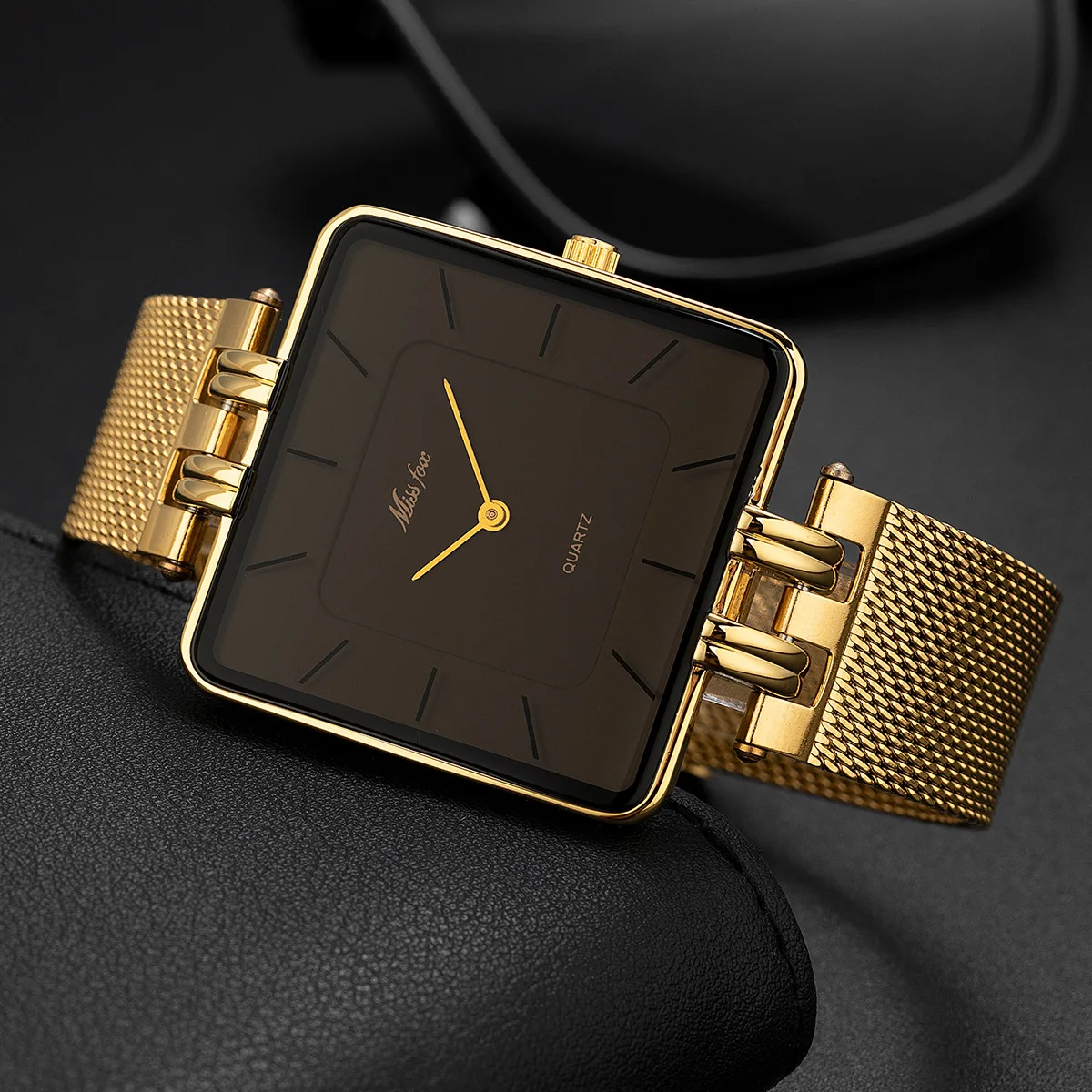 Hot Selling Creative Large Dial Rectangular Gold Mesh Strap Quartz Men's Watch Ultra-thin Dial Waterproof Quartz Business Clock