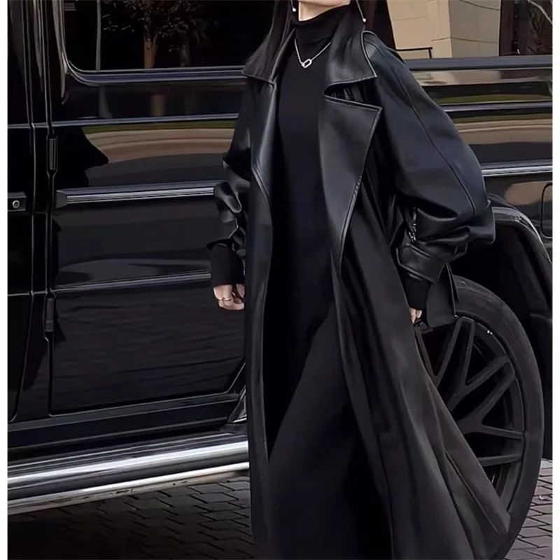 Chaqueta de cuero larga por encima de la rodilla para mujer, abrigo cortavientos de cuero con temperamento de lujo, moda de gama alta, otoño 2025
