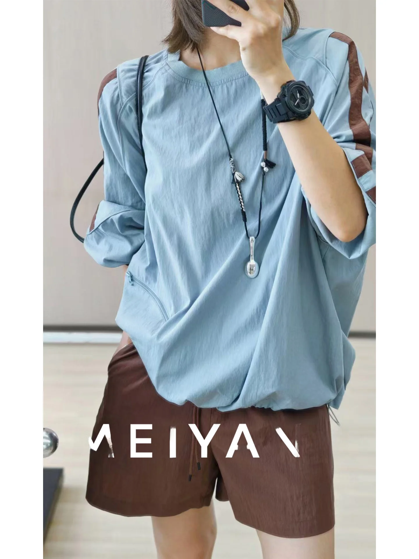 

Комплект Meiyang: повседневный свободный свитшот и шорты для женщин, модный комплект с круглым вырезом и длинными рукавами, комфортный для ношения в любое время года.