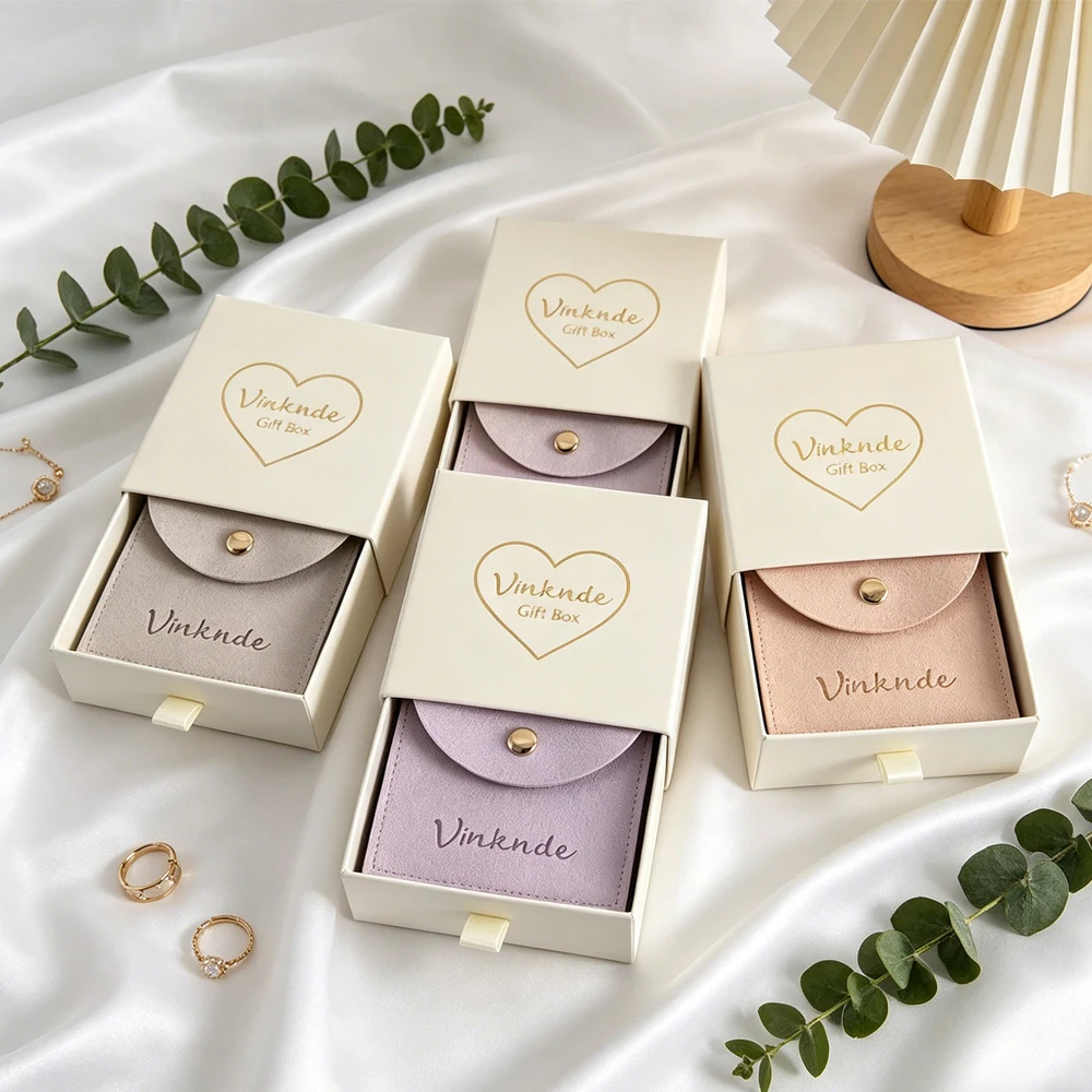

Custom Logo Beige Jewelry Packaging Box and Microfiber Envelope Snap Pouch Kraft Paper Drawer Box for Necklace Earring