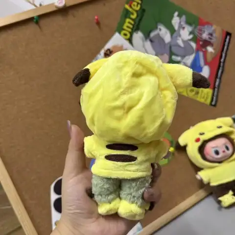 För/Tyg 17cm Labubu Ny Mini Plyschdocka Klädset Söt Pikachu Kostym Tecknad Vinyldocka Kpop Idol Docka Kläder Accessoarer 8 best sales anime plyschdockakläder - №3