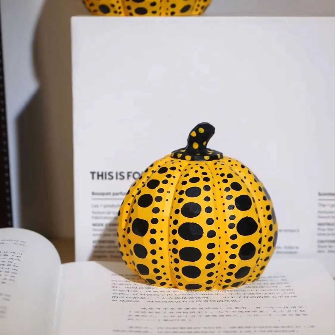 Handmade Wood Carving Kusama Yayoi Pumpkin Statue Japanese Art Wave Point Pumpkin Sculpture Brand Resin Crafts Office Home Decor