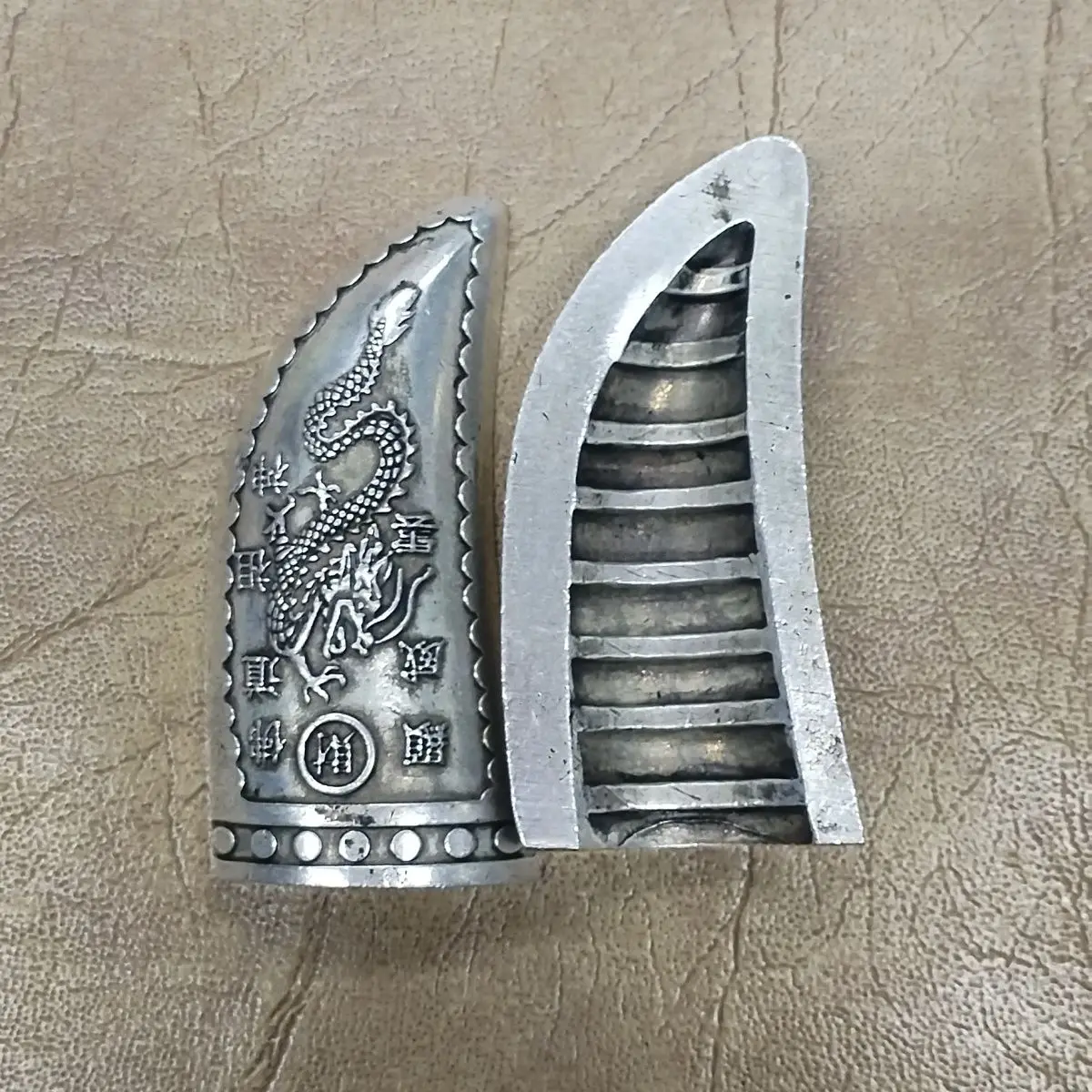 Sheep horn hexagram white copper silver-plated relief Shuanglong Shengcai more than 100 grams, a pair of larger ones