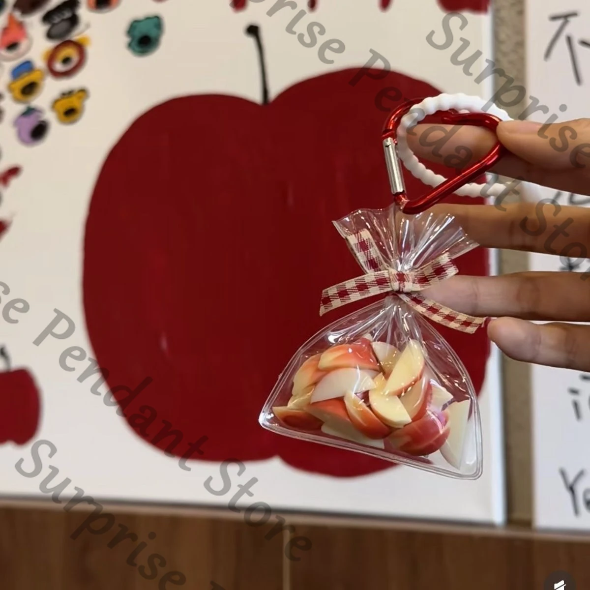 Anime Liebe und Deepspace Caleb Cosplay Cartoon Roter Apfel Hängender Tropfen Ornament Student Anhänger Schlüsselanhänger Schlüsselanhänger Maskottchen Fans Geschenk