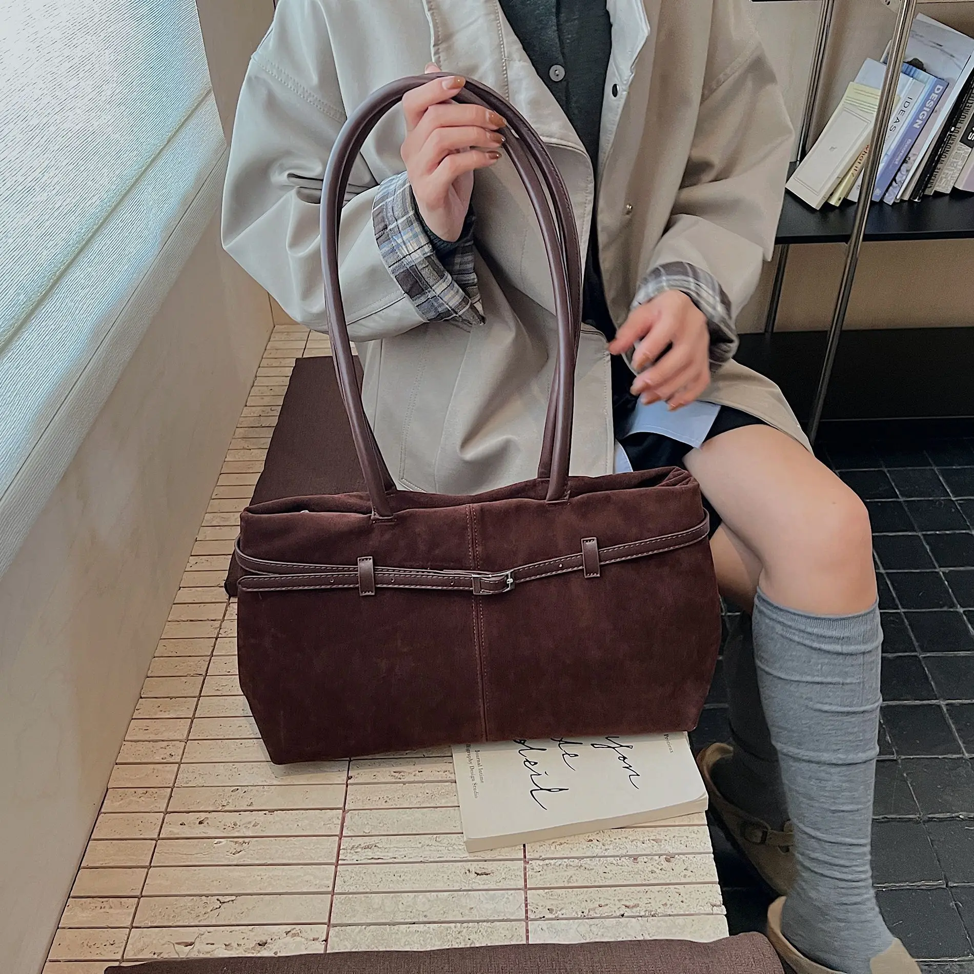 ريترو المارون حمل حقيبة المرأة حزام من الجلد الجلد المدبوغ سعة كبيرة حقيبة كتف السيدات بلون قسط تخفيف حقيبة تحت الإبط 2025 #4