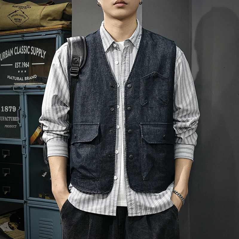 

The new denim workwear vest from Chao Nan Chun Qiu features a Japanese retro and high-end style with a loose and casual look