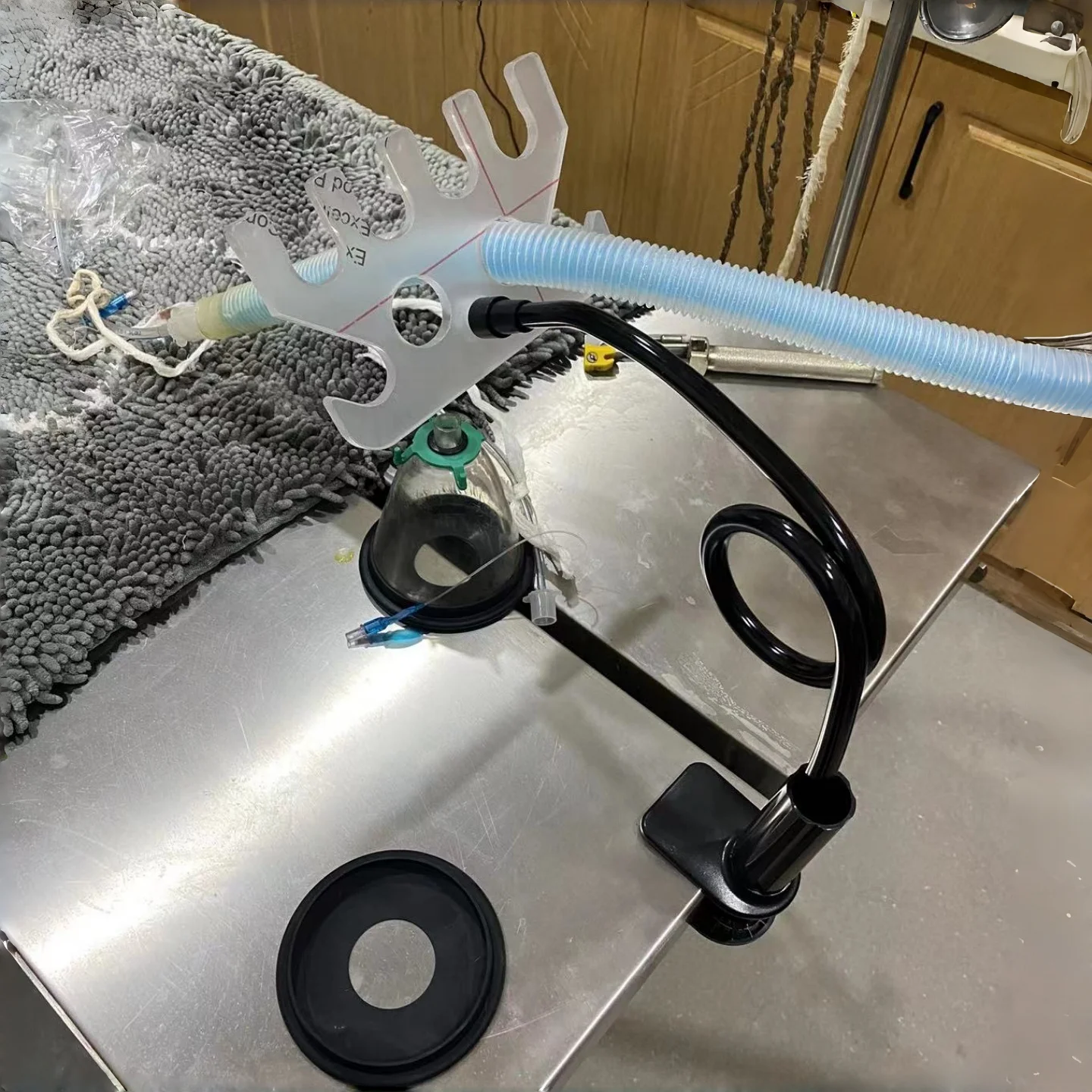 Support universel pour tube de circuit respiratoire de machine d'anesthésie