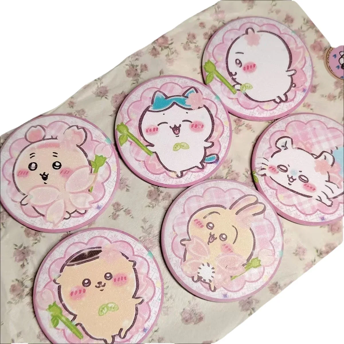 jiyi Niedliches Abzeichen ハチワレ Hachiware うさぎ USAGI ちいかわ モモンガ Momoga Exquisites Abzeichen Pin Blechbrosche Taschendekoration Geschenk