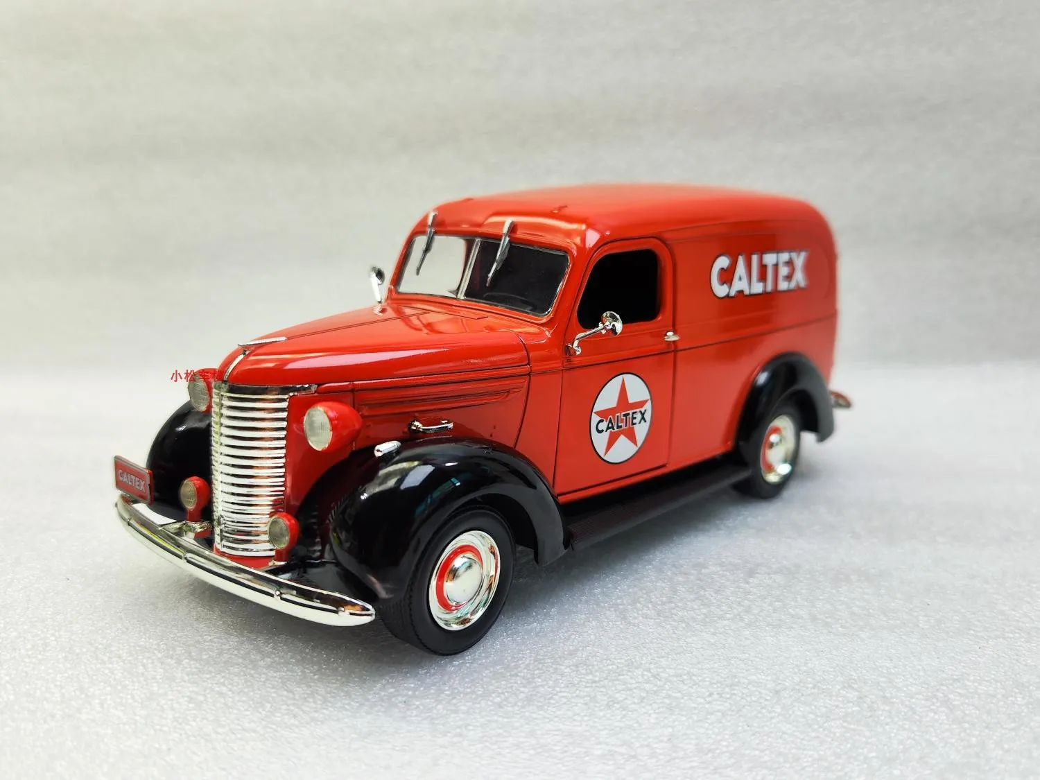 

Green light 1:24 1939 Chevrolet panel truck - CALTEX