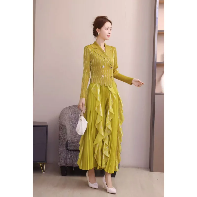 กระโปรงยาวทรงพลีทสีทอง แต่งกระดุมสองแถว คอปกแบบตะวันตก พร้อมสายรัดเอวสำหรับผู้หญิง