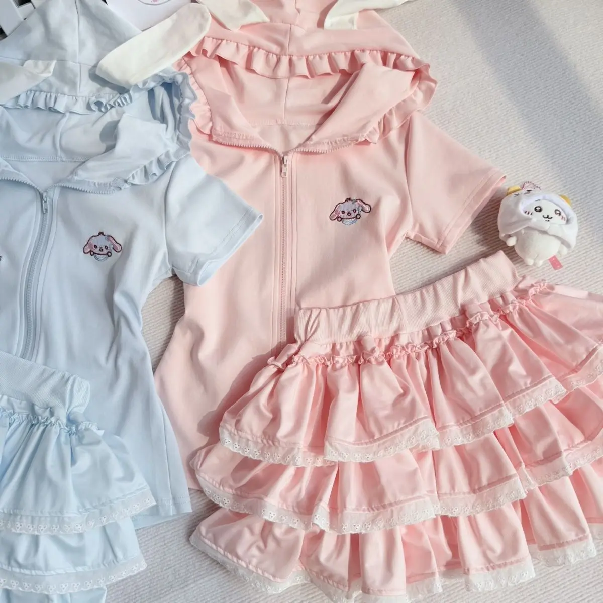 Japońskie zestawy: urocza dziewczyna, słodka spódniczka, krótki rękaw, urocza bluza z kapturem na zamek z kocimi uszkami + koronkowa elastyczna spódniczka mini, 2-częściowe zestawy, styl Y2k.