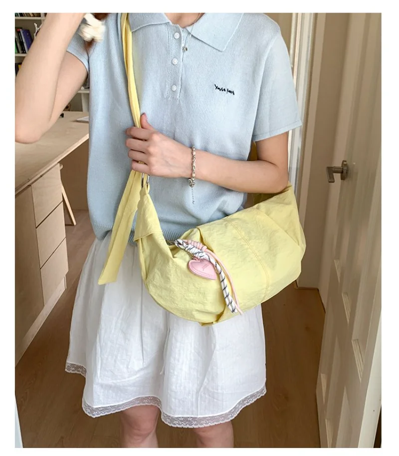 

Светло-бежевая нейлоновая сумка-полумесяц через плечо с подвеской в виде сердца, женская повседневная сумочка с регулируемым ремешком для ежедневного использования