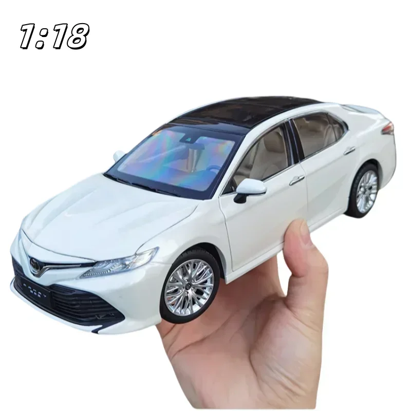 1:18 Toyota\'s new eighth generation Camry diecast alloy model, children\'s collection of decorative toys, holiday gifts for boys.