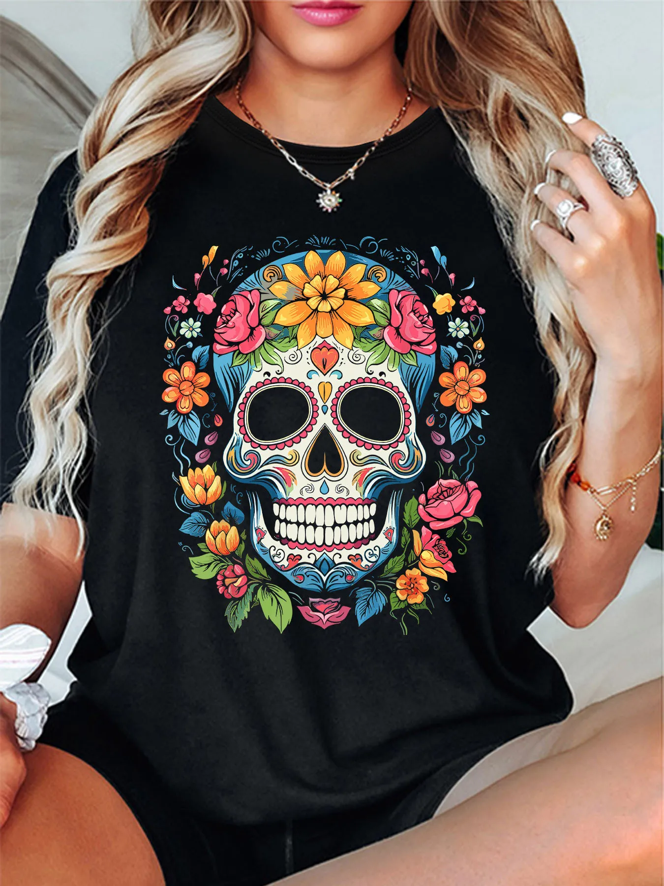 Damska koszulka z nadrukiem czaszki Day of the Dead - swobodny top z krótkim rękawem i okrągłym dekoltem, można prać w pralce - idealna na wiosnę i lato