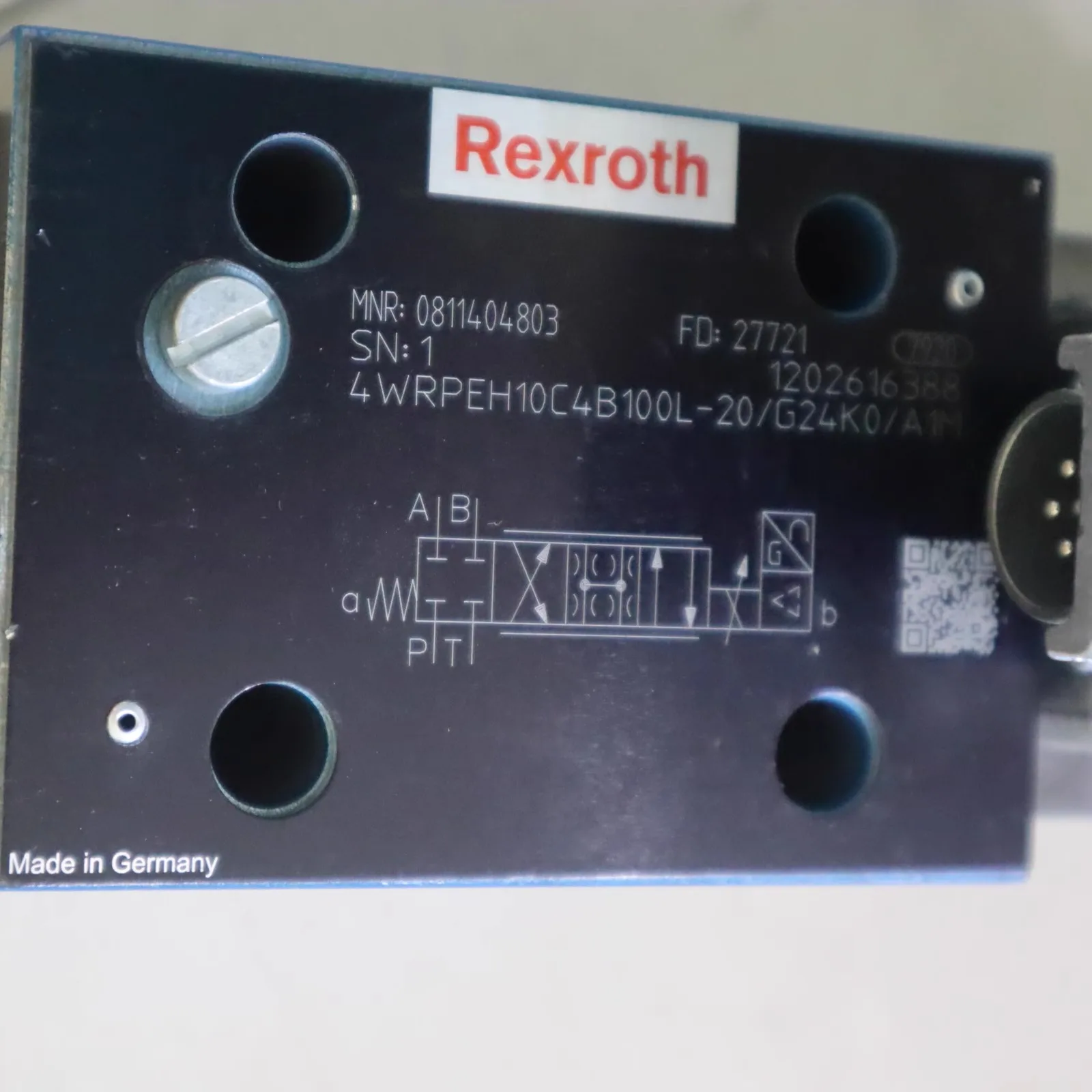 0811404803 4WRPEH10C4B100L-2X/G24K0/A1M Rexroth REXROTH Servo Valve