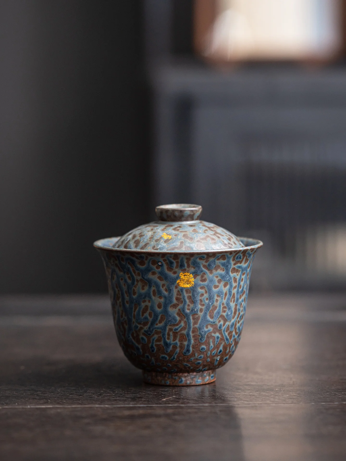 レトロな釉薬をかけたブロンズグリーンの孔雀青粘土陶器の-gongfu-茶器セット、金象嵌の磁器のボウル、手作りの中国風茶器