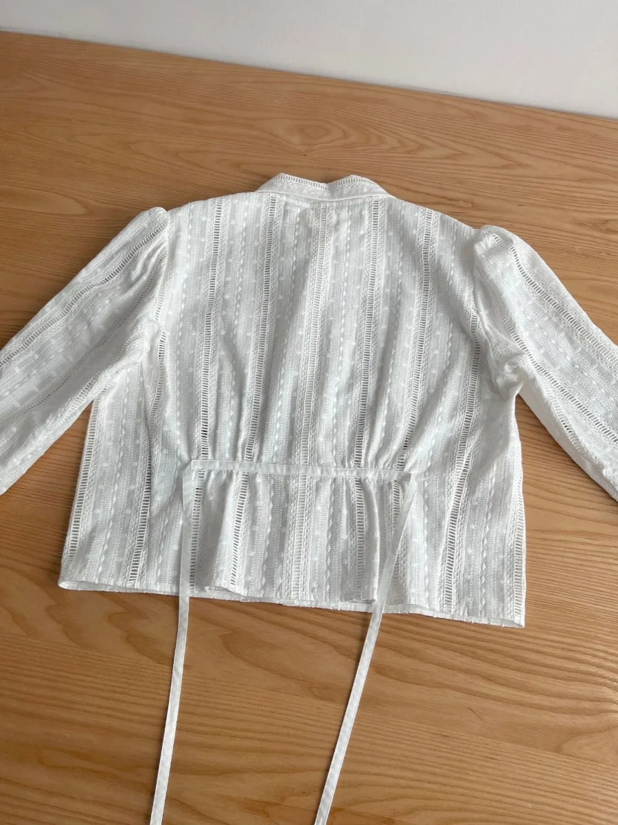 Csa de renda vintage e de manga crida com gola com cordão estilo coreano corte reto aodão puro moda de desloca...
