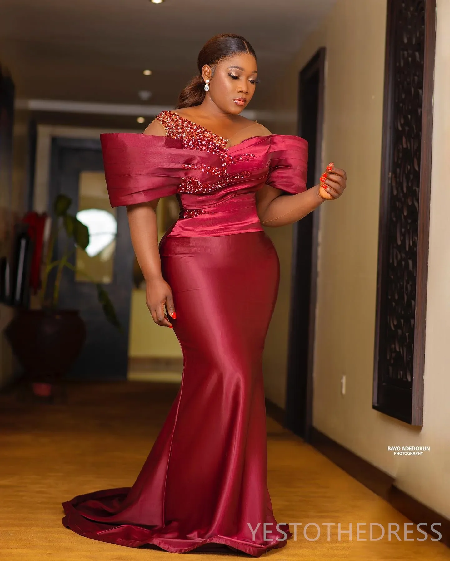 Maßgeschneiderte Burgunderrote Abendkleider in Übergröße, elegante Ballkleider, transparenter Ausschnitt, Illusion, Meerjungfrau, Perlen, Verlobungsfeier-Kleider