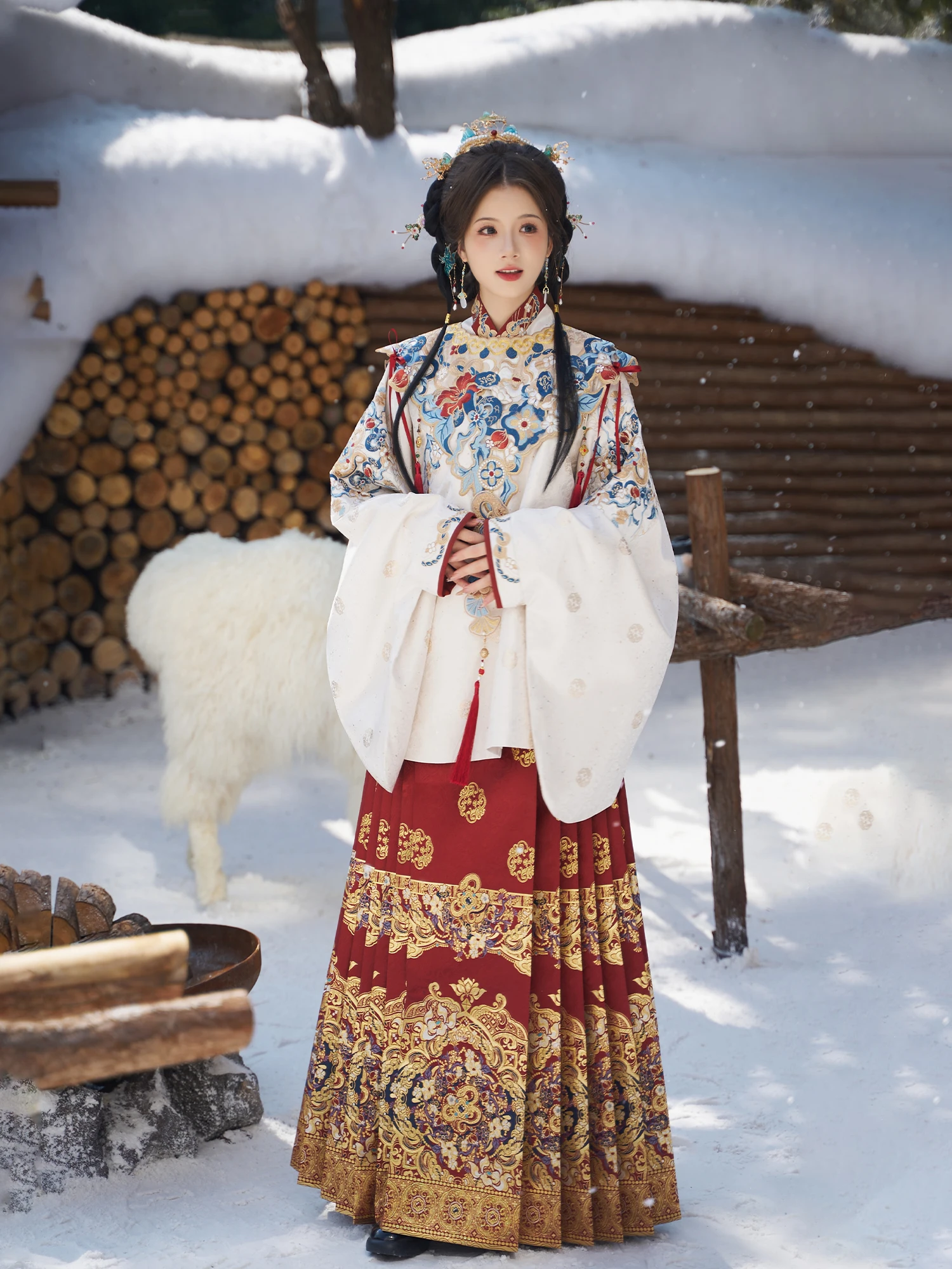 

Новогодние поздравления. Традиционный женский зимний костюм Ханьфу. Юбка А-силуэта с высокой талией для празднования Года Змеи, макси-длина.