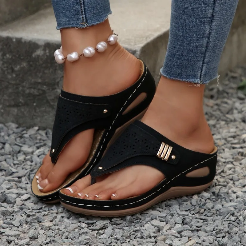 

Women's Thick-soled Wedge Heel Sandals 2026 Classic Trend Women's PU Leather Anti-slip Soft Metal Decorative Flip-flops