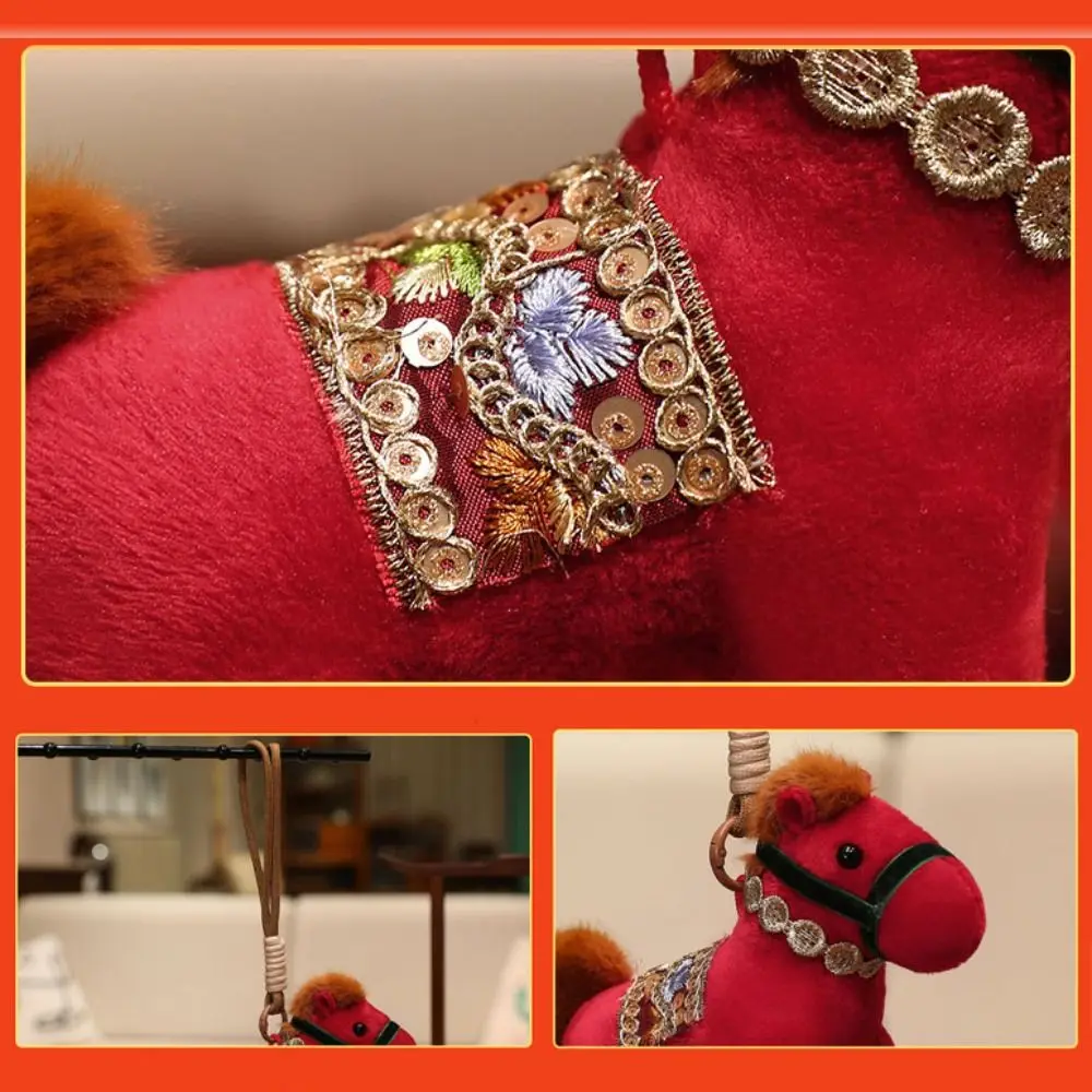 Uroczy breloczek z kucakiem 15 cm, kreatywny wisiorek z koniem, ozdoby do torebki, prezenty na Nowy Rok z koniem do zawieszenia.