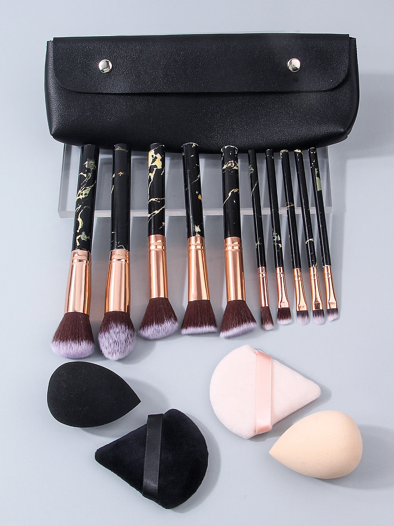Ensemble de pinceaux de maquillage professionnels à motifs de marbre: 10 pinceaux de maquillage en fibres synthétiques + 4 bouffées de poudre d'éponge de maquillage + sac de rangement noir