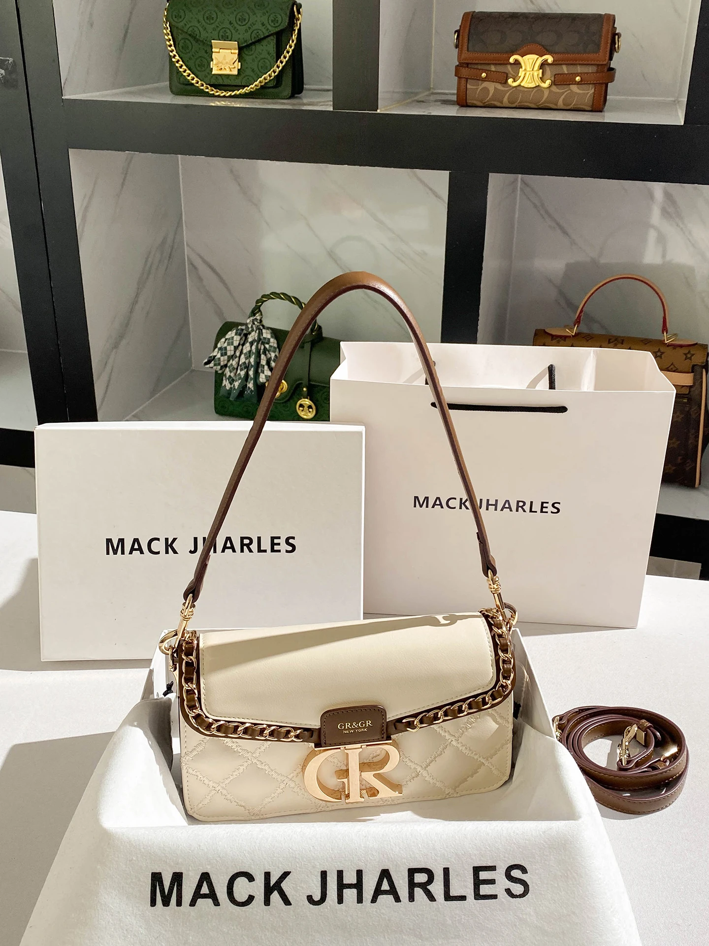 

Зимние новые модные и роскошные дизайнерские сумки 2025 года с контрастным цветом и цепочкой. Винтажная и элегантная сумка через плечо.