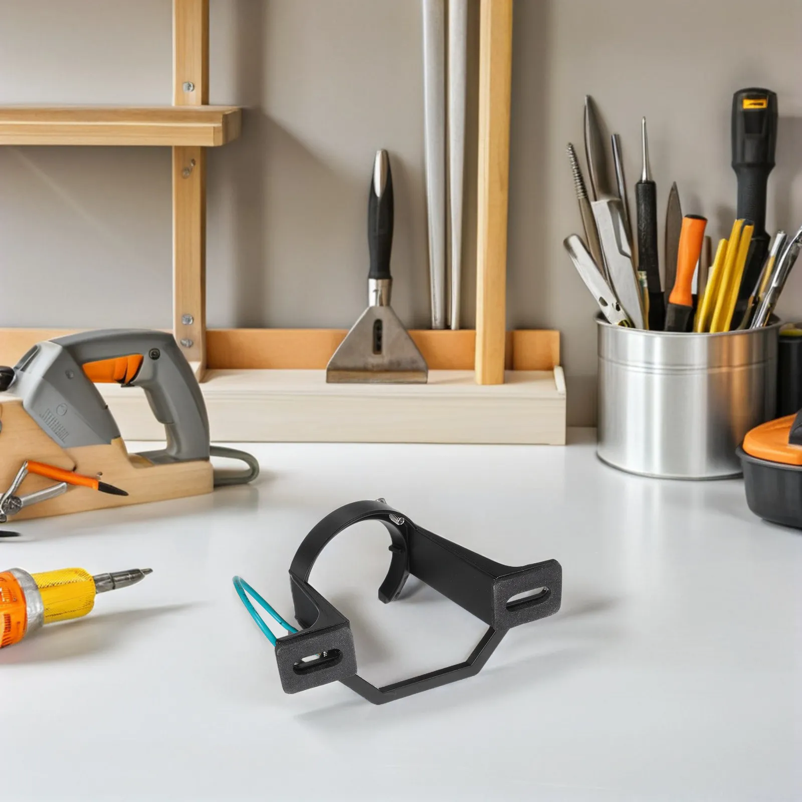 

Кронштейн для потолочного вентилятора из литого алюминия - Усиленное крепление для наклонных потолков для установки внутри помещений (в гостиной) и на уличных беседках (для углового размещения)