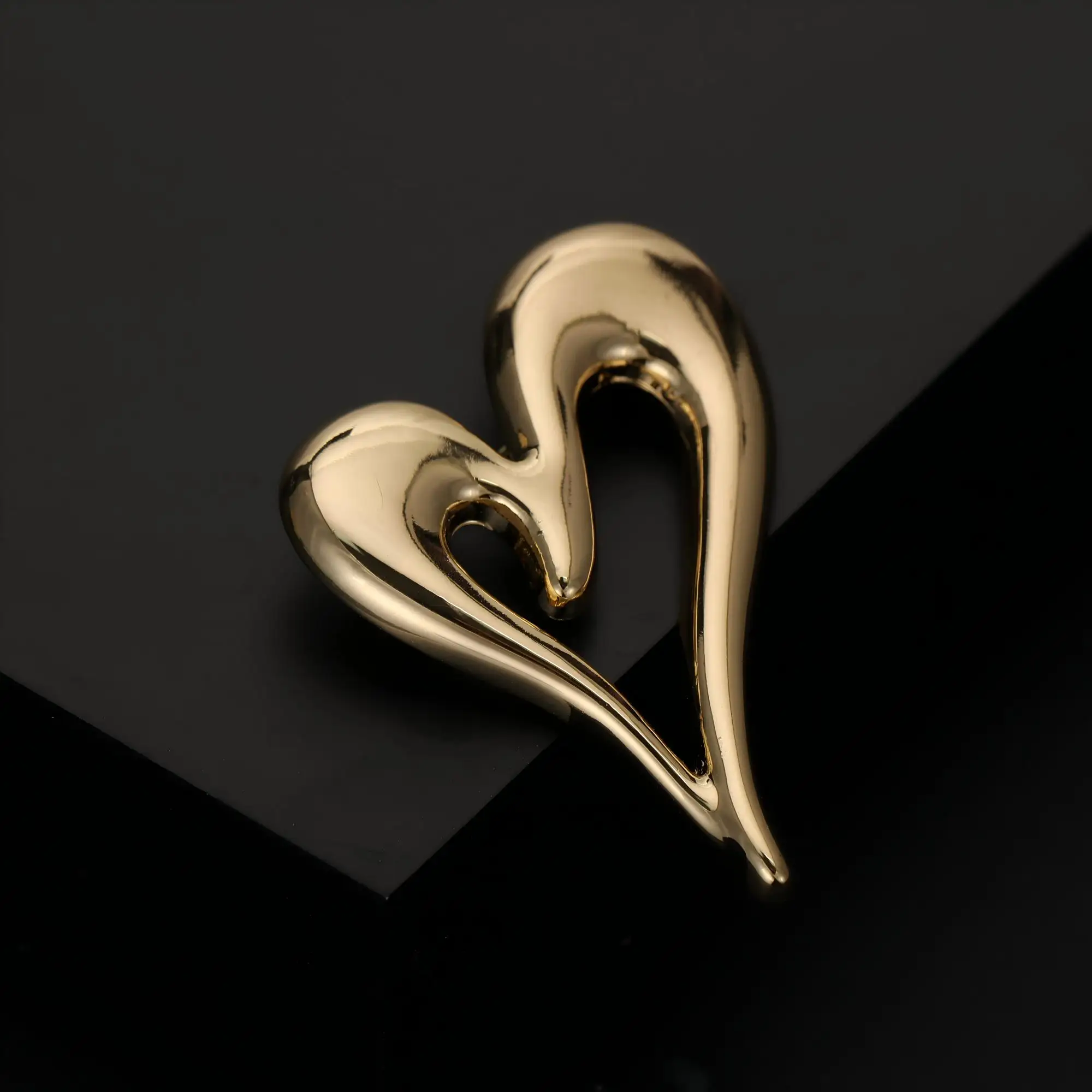 

Romantic Valentine's Day Rhinestone Heart Brooch for Women Unisex Enamel Love Pins Office Party Friend Gifts Jewelry Accessories