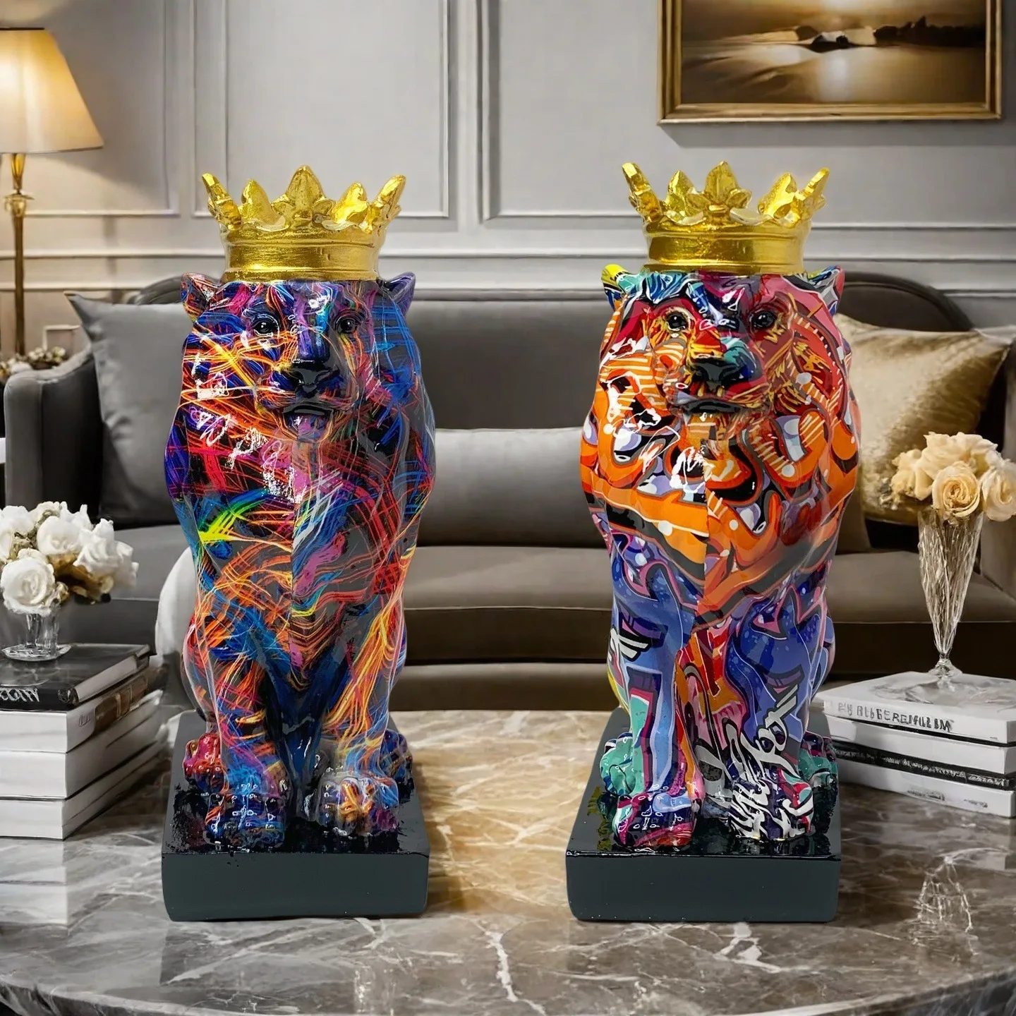 Modern And Fashionable Simple Graffiti Crown Lion Resin Model. High-end Art Exhibition Ornaments For Home Study Wine Cabinet