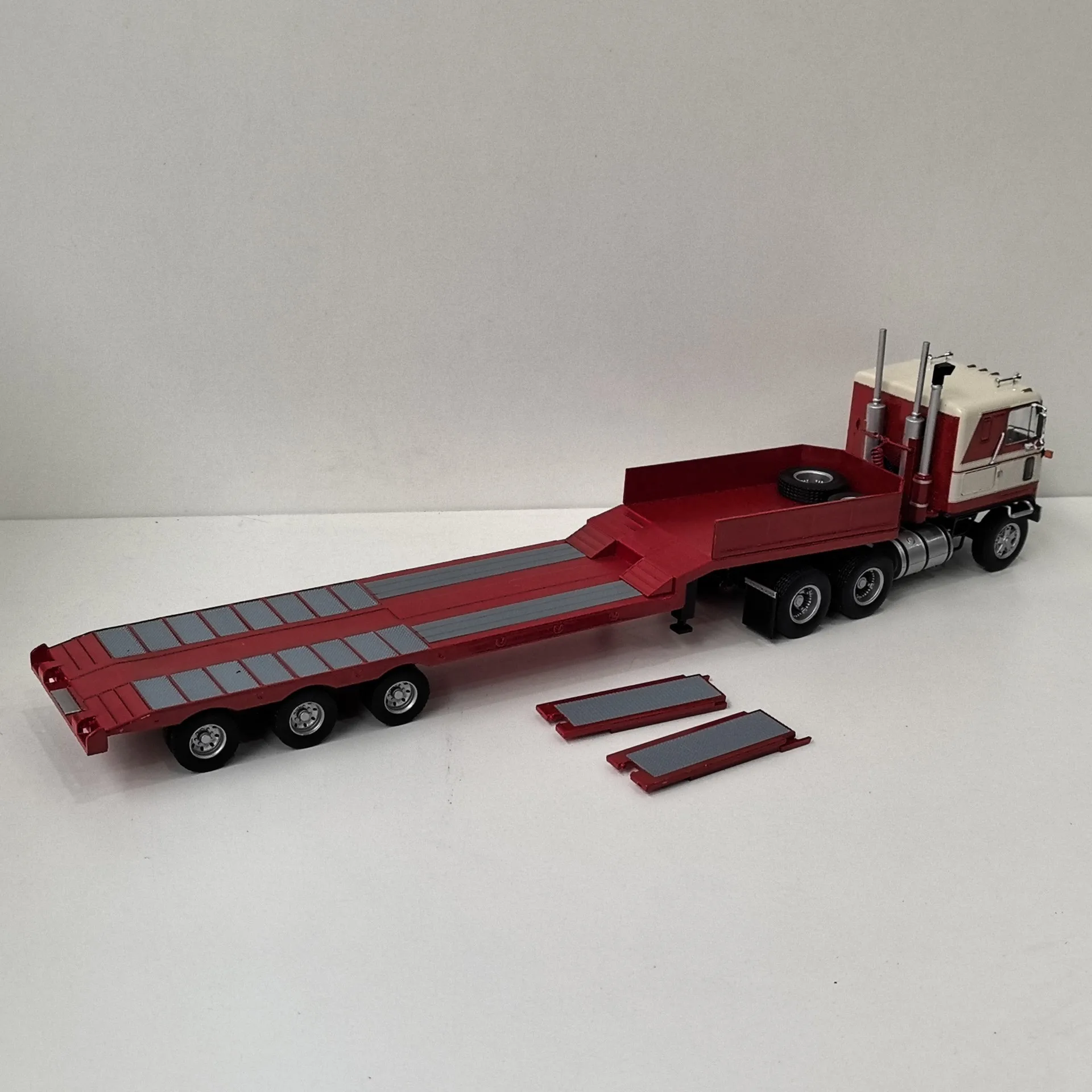 Diecast IXO 1/43 Schaal GMC Astro Tractor Truck Pallet Flatbed Transporter Model Hoofd Legering Auto Body Plastic Legering Model Auto