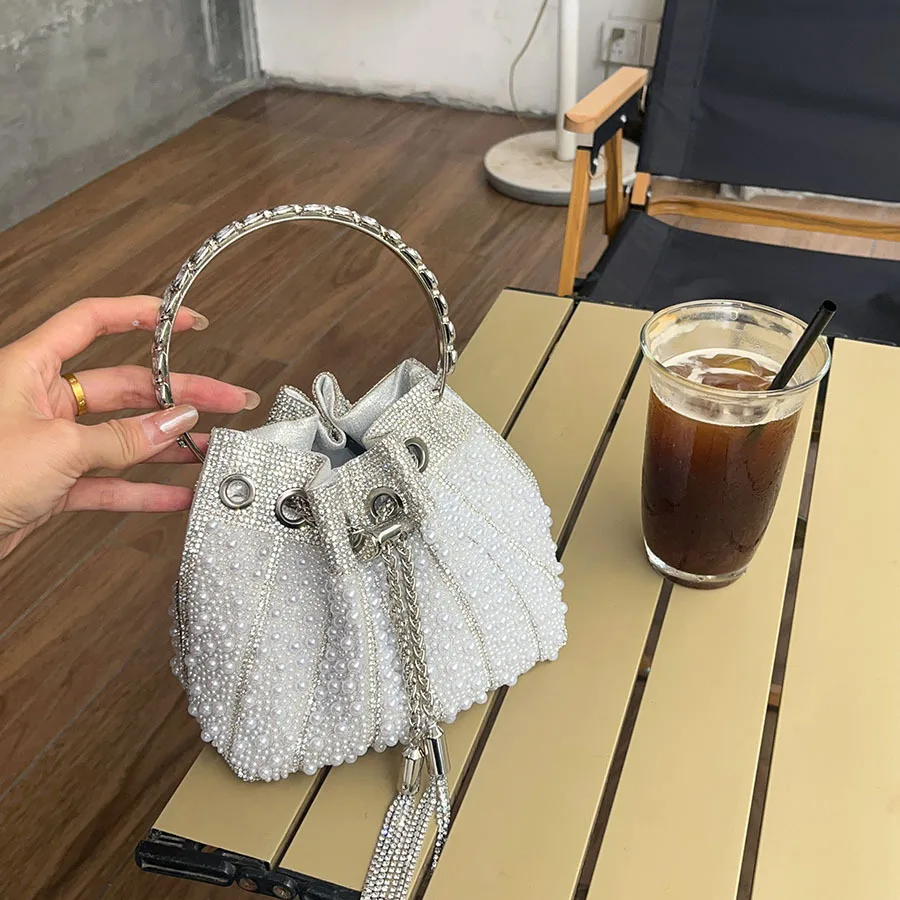 Französische schlichte Perlen-Beuteltasche, neue chinesische Schultertasche mit Diamantbesetztem Riemen, Nischen-High-End-Umhängetasche – Detail 10