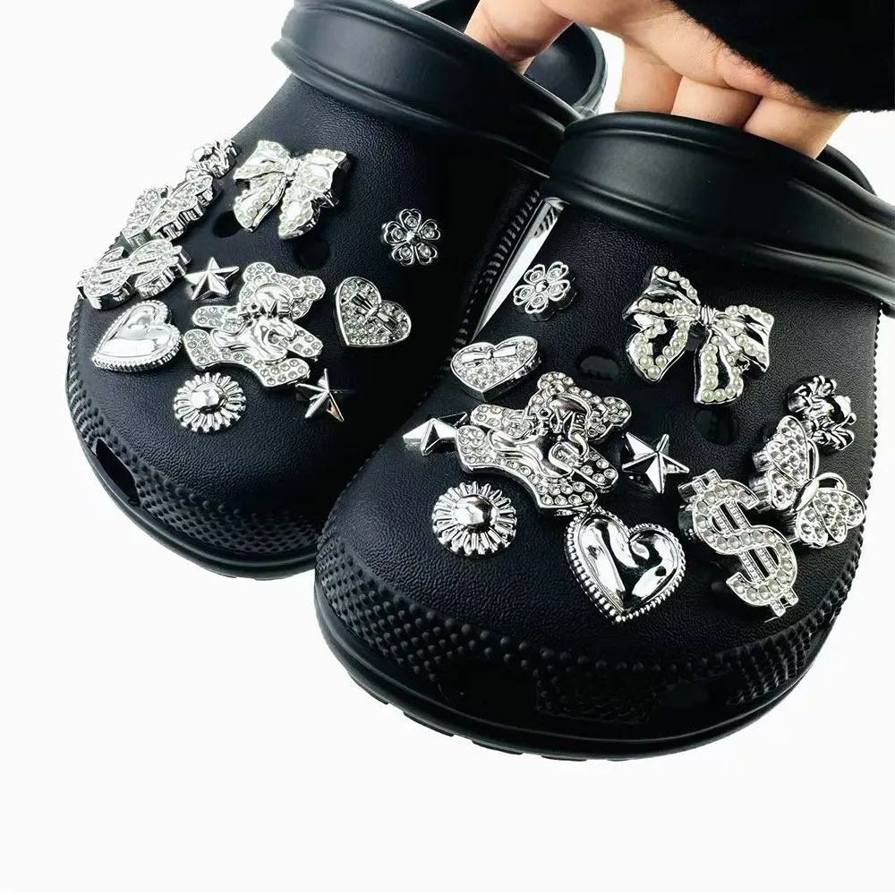 22-teiliges Sommer-Mode-Schuh-Charms-Set, Zubehör für Clogs, Schuhschnallen, silberne Diamant-, Bären-, Schmetterlings- und Nieten-DIY-Schuhdekorationen – Detail 10