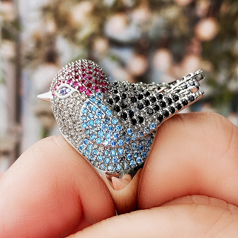 Huitan Fancy Tier-Vogel-Ring voller Bling Iced Out CZ bunte fliegende Vogel-Ringe für Frauen, Persönlichkeit, Accessoires, Party-Schmuck