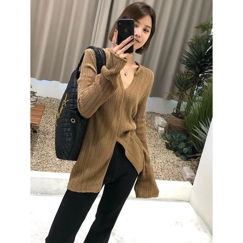 

Усовершенствованный женский осенний свитер в ленивом стиле в стиле ретро с v-образным вырезом и разрезом, вязаный дизайн, нишевый топ с длинными рукавами